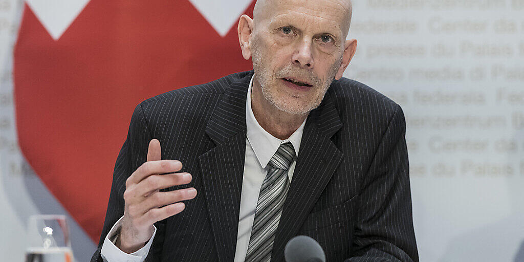 Daniel Koch, Leiter der Abteilung übertragbare Krankheiten, im Bundesamt für Gesundheit, informiert über die neuen Massnahmen gegen die Ausbreitung des Coronavirus am Freitag in Bern. Daniel Koch, Leiter der Abteilung übertragbare Krankheiten, im Bundesamt für Gesundheit, informiert über die neuen Massnahmen gegen die Ausbreitung des Coronavirus am Freitag in Bern.