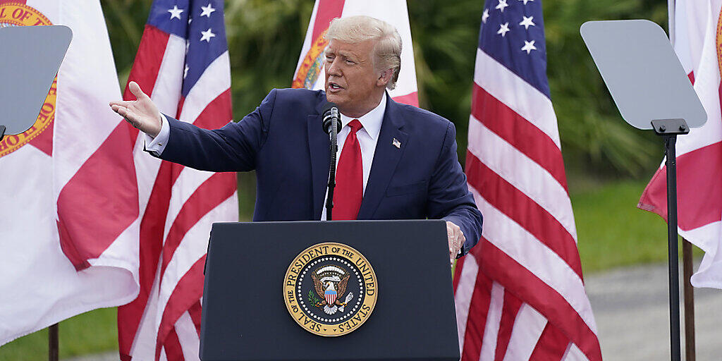 Donald Trump, Präsident von USA, spricht im Jupiter Inlet Leuchtturm und Museum. Foto: John Raoux/AP/dpa Donald Trump, Präsident von USA, spricht im Jupiter Inlet Leuchtturm und Museum. Foto: John Raoux/AP/dpa