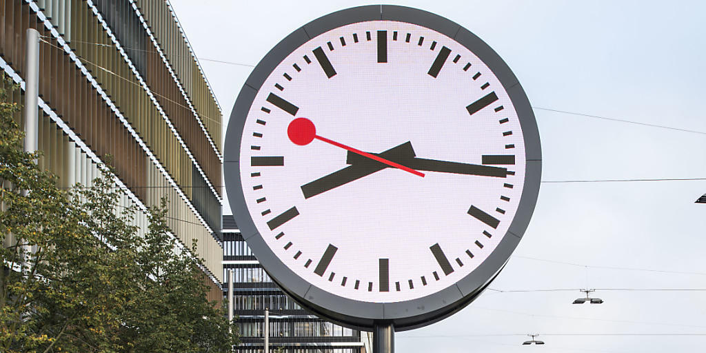 Der Bundesrat hat am Freitag die "Swiss made"-Verordnung für Uhren genehmigt und per Anfang nächsten Jahres in Kraft gesetzt. Mindestens 60 Prozent der Herstellungskosten einer Uhr müssen in der Schweiz anfallen. (Archivbild)