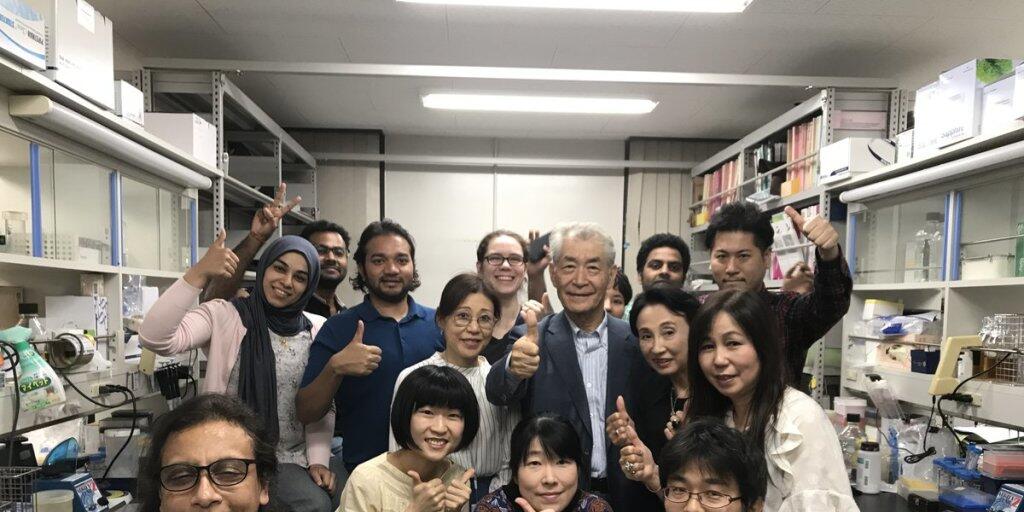 Tasuku Honjo freut sich umringt von seiner Forschungsgruppe an der Universität Kyoto.