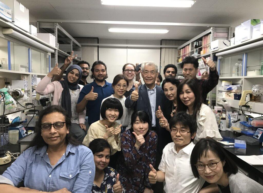 Tasuku Honjo freut sich umringt von seiner Forschungsgruppe an der Universität Kyoto. Tasuku Honjo freut sich umringt von seiner Forschungsgruppe an der Universität Kyoto.