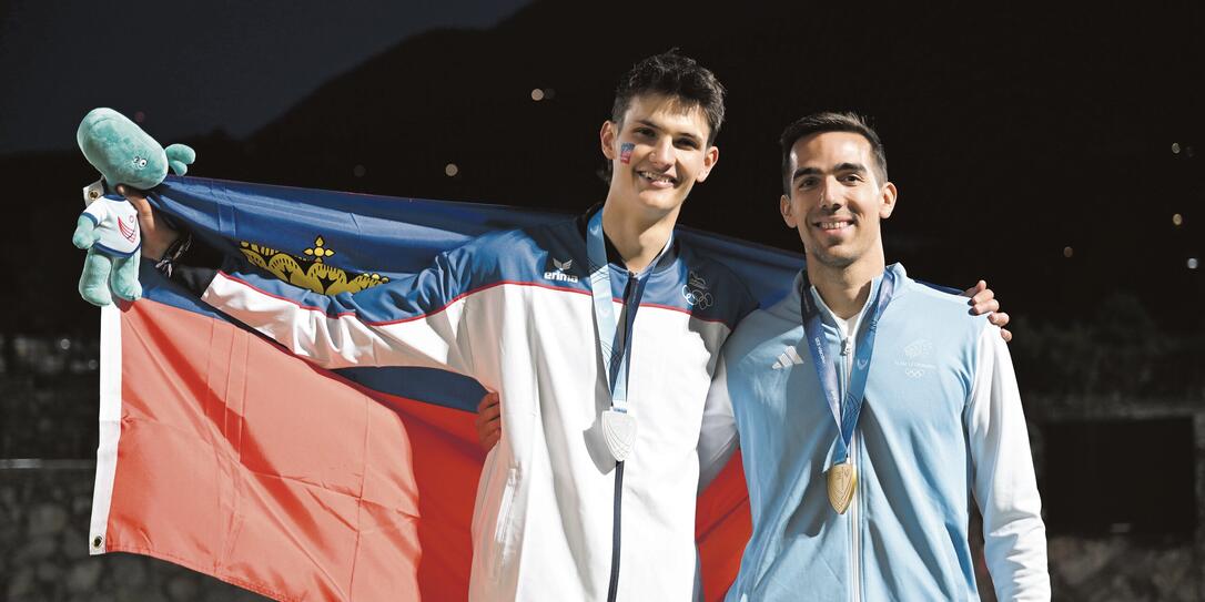 Joel Riesens spezieller Moment an der Siegerehrung zusammen mit dem Goldmedaillengewinner Charles Gaspar aus Luxemburg.