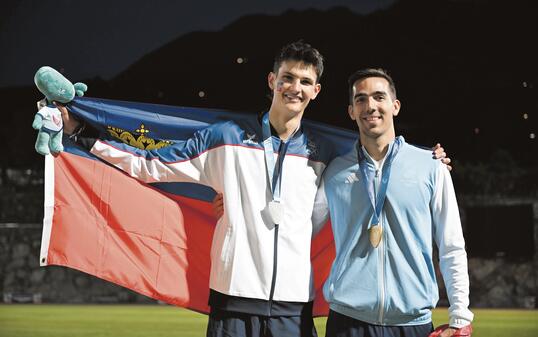 Joel Riesens spezieller Moment an der Siegerehrung zusammen mit dem Goldmedaillengewinner Charles Gaspar aus Luxemburg.