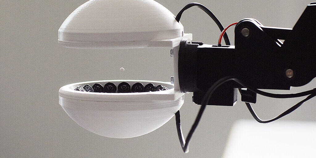 Kleine Lautsprecher in den 3D-gedruckten Schalen des Roboterarms erzeugen Schallwellen, auf denen ein Kügelchen schweben kann.