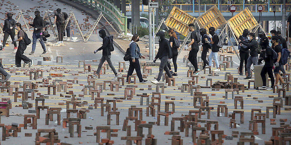 Demonstranten haben nahe der Polytechnischen Universität in Hongkong Barrikaden mit Pflastersteinen gebaut.