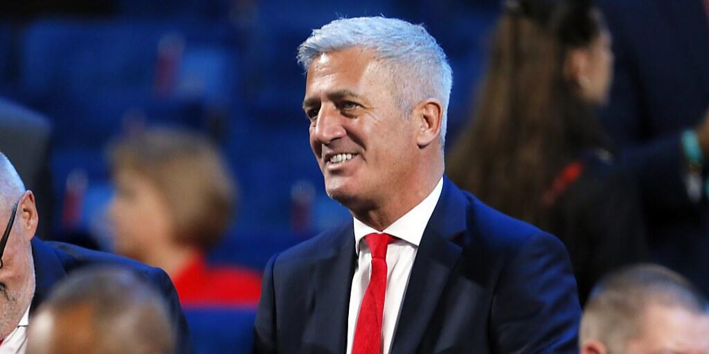 Der Schweizer Trainer Vladimir Petkovic geniesst die Auslosung in Moskau