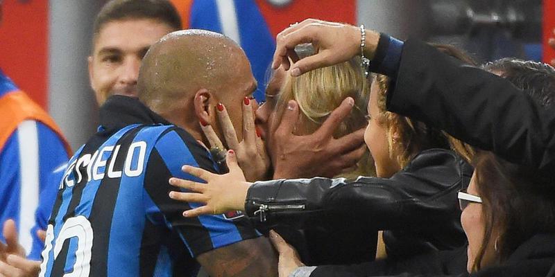 Feierte sein Tor gegen Hellas Verona mit einem zünftigen Kuss für seine Frau: Felipe Melo Feierte sein Tor gegen Hellas Verona mit einem zünftigen Kuss für seine Frau: Felipe Melo