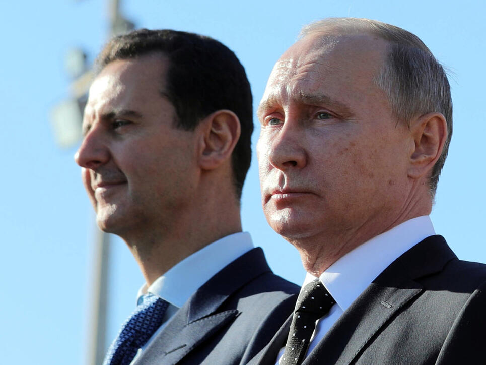 Der russische Präsident Putin (rechts) hat dem syrischen Machthaber Assad (links) mit einem Flugzeugangriff in Südsyrien erneut unter die Arme gegriffen. (Archivbild)