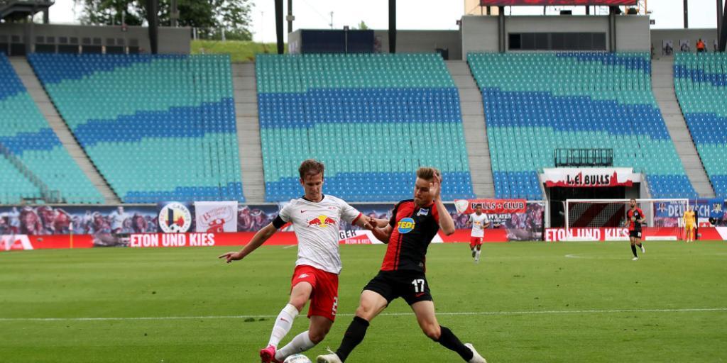 Leipzigs Dani Olmo (links) im Duell mit dem Herthaner Maximilian Mittelstädt