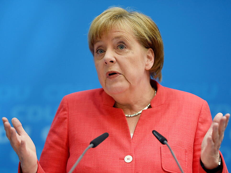 Bundeskanzlerin Angela Merkel erläutert vor den Medien in Berlin die Einigung, die sie mit ihrem Innenminister Horst Seehofer und dessen CSU gefunden hat.