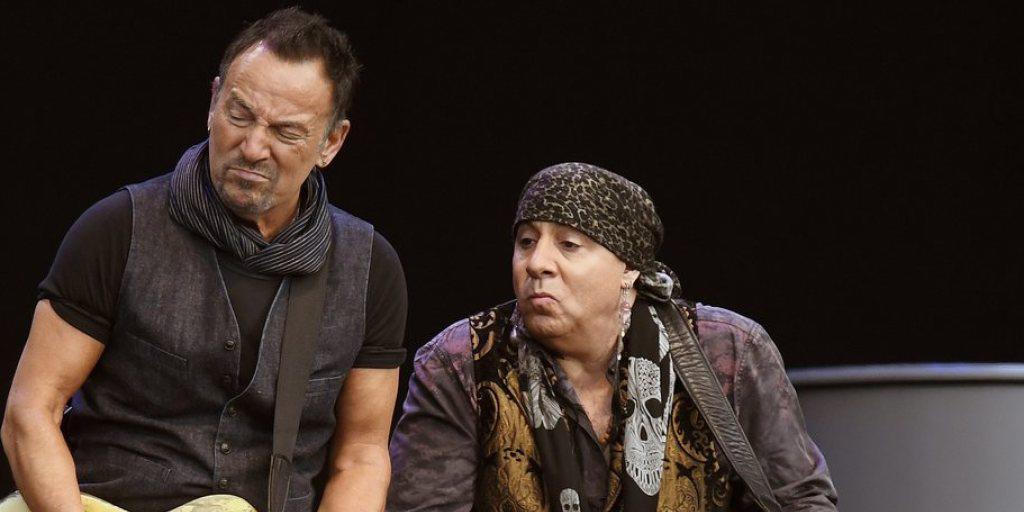 Stets zum Scherzen aufgelegt: US-Musiker Bruce Springsteen (links) und Gitarrist Steven Van Zandt beim Abschluss ihrer Europa-Tournee im Zürcher Letzigrund.