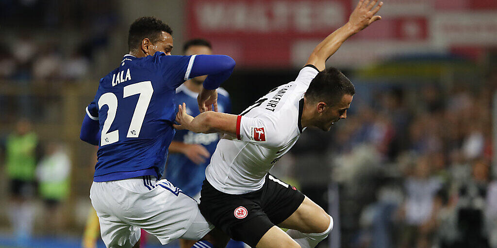 Eintracht Frankfurt mit Filip Kostic (rechts) muss nach dem 0:1 bei Kenny Lalas Strasbourg daheim einen Rückstand wettmachen