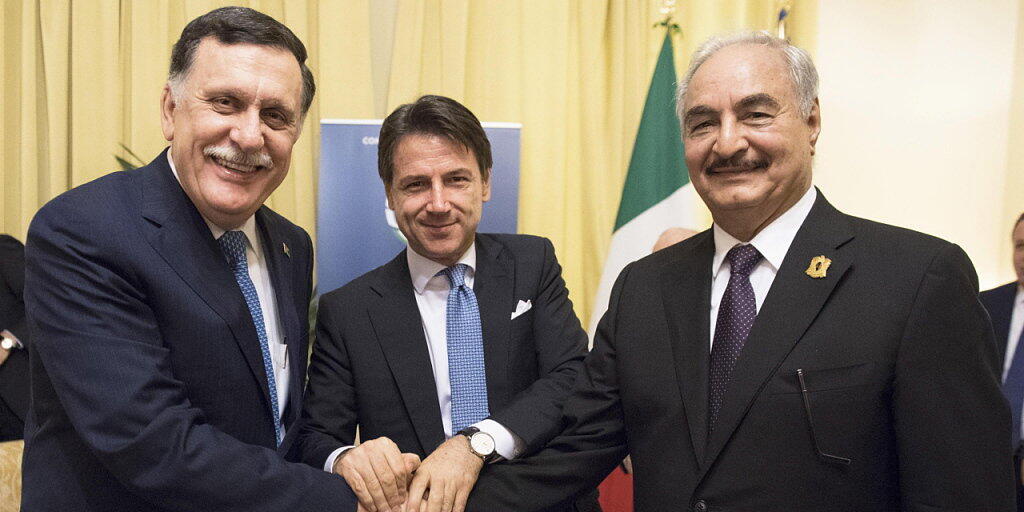 Handshake für die Kameras (von links nach rechts): der starke Mann im Osten Libyens, Khalifa Haftar, der italienische Ministerpräsident Giuseppe Conte und der hauptsächlich in Tripolis handlungsfähige offizielle libysche Regierungschef Fayez al-Sarradsch in Palermo.