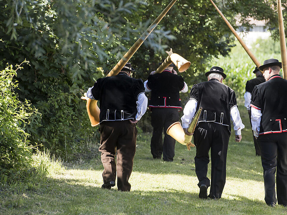 Das 62. Zentralschweizer Jodlerfest in Schötz ist zu Ende. Zehntausende erfreuten sich an den Darbietungen mit Jodeln, Fahnenschwingen sowie Alphorn- und Büchelblasen.