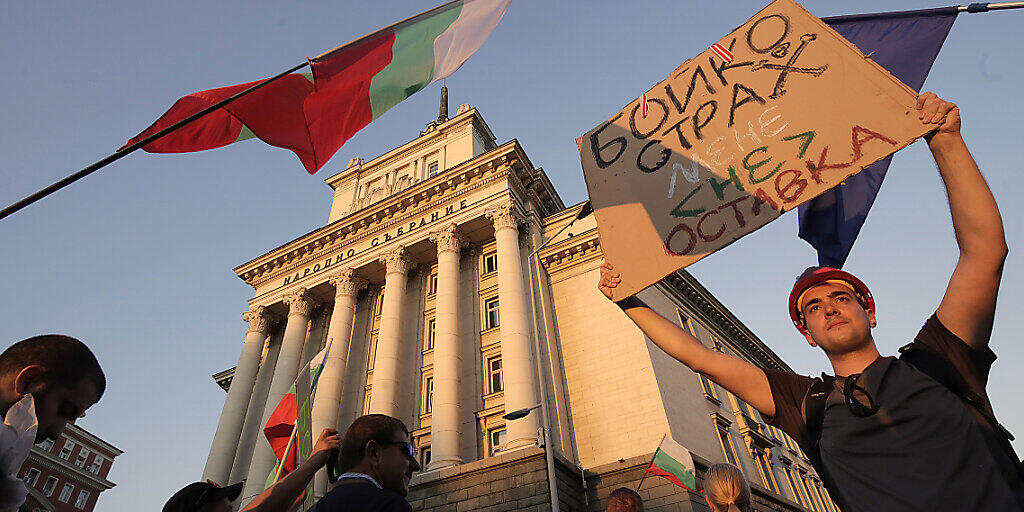 dpatopbilder - Demonstranten in Sofia fordern den Rücktritt der bulgarischen Regierung. Foto: Valentina Petrova/AP/dpa
