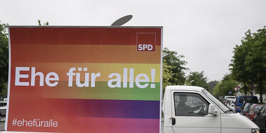 Der deutsche Bundestag hat der Ehe für alle zugestimmt. Der deutsche Bundestag hat der Ehe für alle zugestimmt.