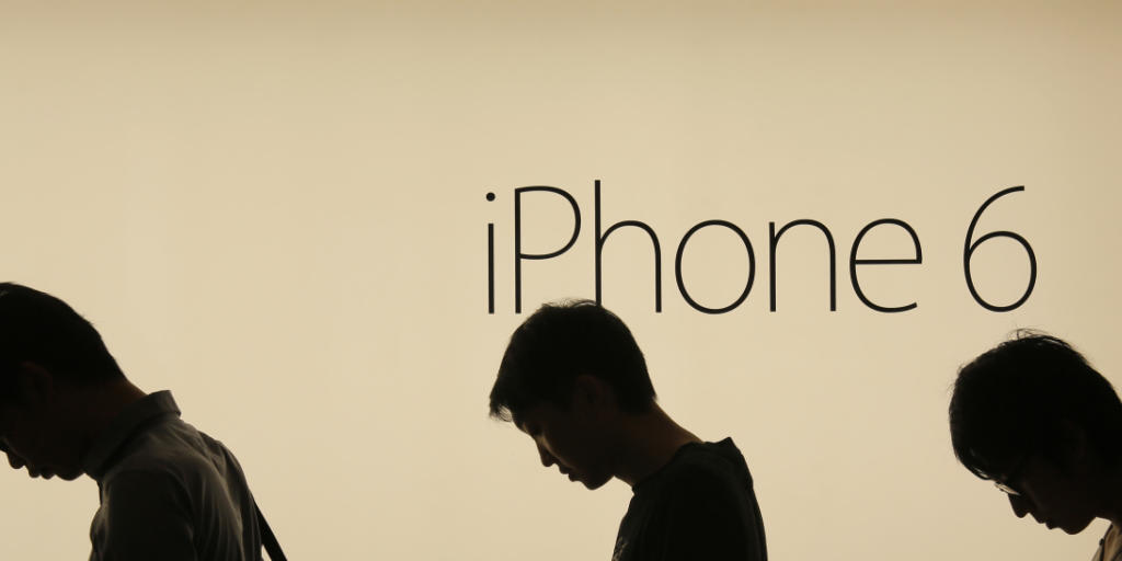 Leute stehen im September letzten Jahres vor einem Apple Store in Hongkong Schlange, um das iPhone 6 zu kaufen. Bald könnte es wieder solche Bilder geben. Apple hat eine geheimnisvolle Einladung für den 9. September verschickt. Wird dann das neue iPhone vorgestellt?