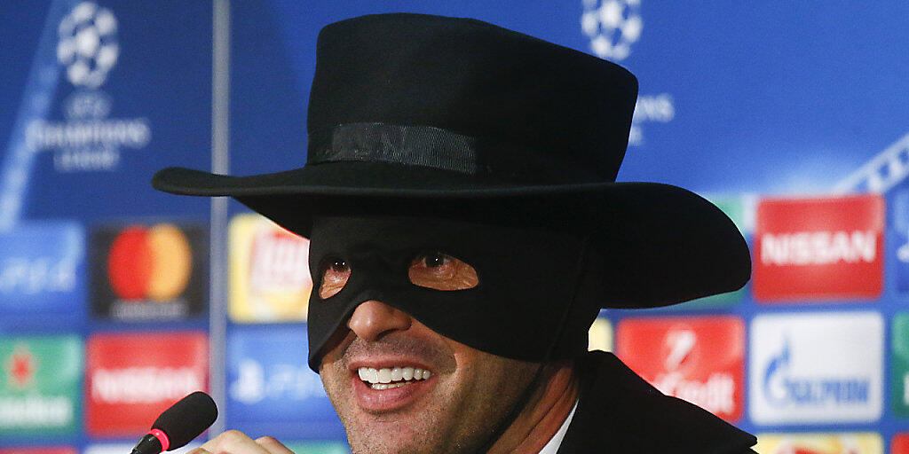 Schachtar-Coach Paulo Fonseca im Zorro-Kostüm