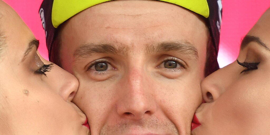 Küsschen für den souveränen Giro-Leader Simon Yates