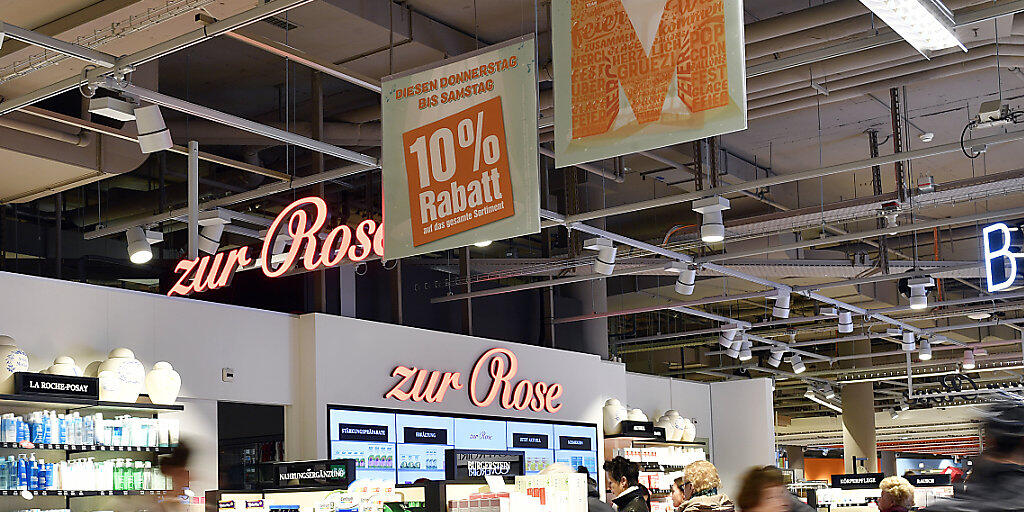 Die Migros und die Apothekengruppe Zur Rose planen weitere "Shop in shop"-Apotheken in Migros-Filialen wie hier in Zürich. (Archivbild)