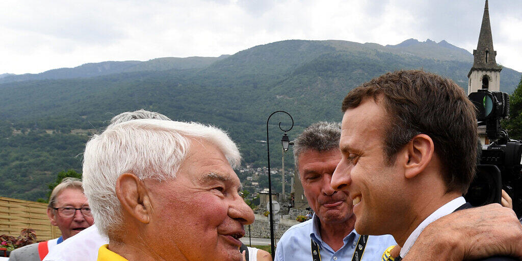 Raymond Poulidor im Juli 2017 während der Tour de France im Gespräch mit Frankreichs Präsident Emmanuel Macron