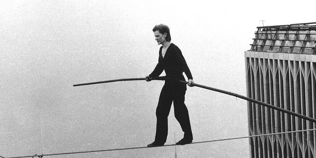 Sorgte 1974 für Furore: Der französische Seilkünstler Philippe Petit balanciert auf einem Seil zwischen den Türmen des damaligen New Yorker World Trade Centers. (Archivbild)