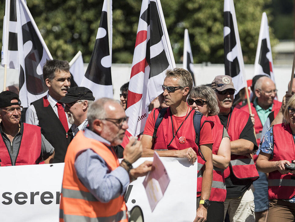 Angestellte der SBB und Gewerkschafter vom SEV haben in Bern, Zürich und diversen anderen Städten gegen den neuen GAV der Schweizerischen Bundesbahnen demonstriert.