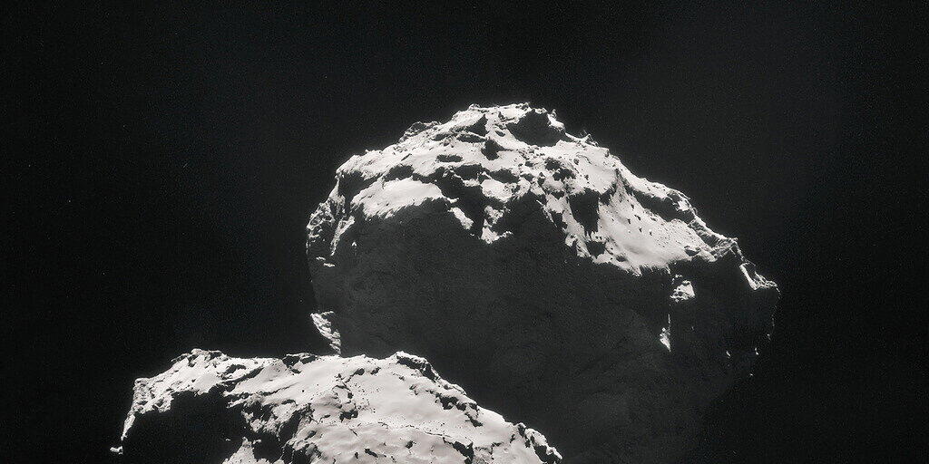 Kometen wie "Chury" könnten dereinst bei Einschlägen auf die junge Erde die Bausteine für die Entstehung des Lebens mitgebracht haben. Nur der wichtige Baustein Stickstoff schien seltsamerweise im Kometen zu fehlen. Forschende konnten dieses Rätsel nun lösen.