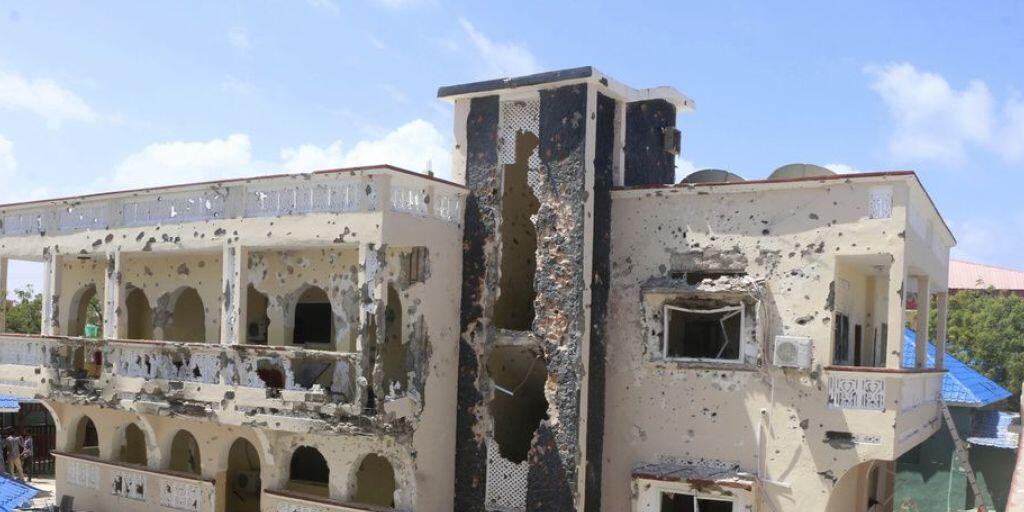 Das Asasey Hotel in Kismayo nach dem Anschlag, bei dem über zwei Dutzend Menschen ums Leben kamen.