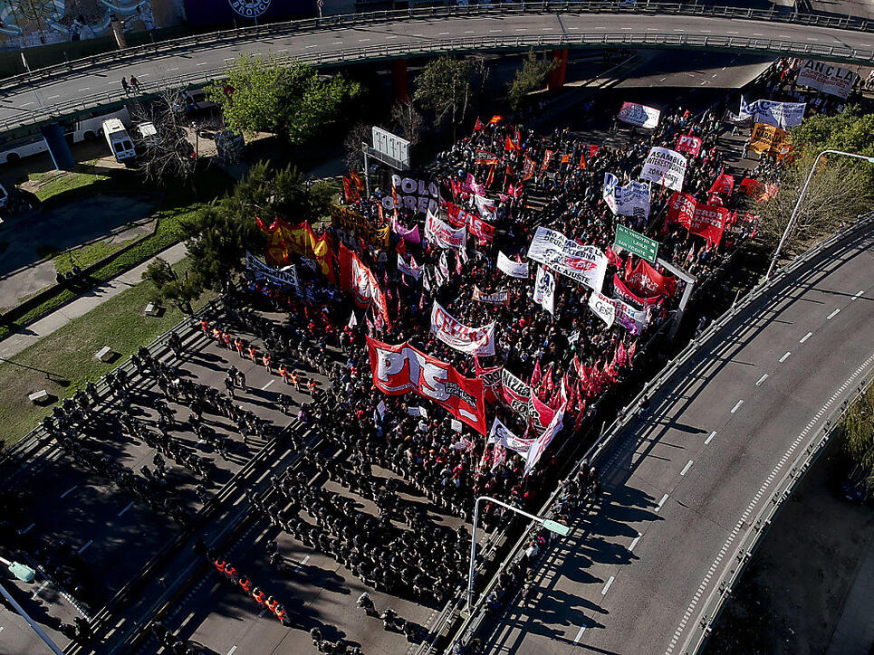In Argentinien gingen die Bürgerinnen und Bürger am Dienstag statt zur Arbeit auf die Strasse: Ein Generalstreik gegen die Wirtschaftspolitik der Regierung legte das Land weitgehend lahm.