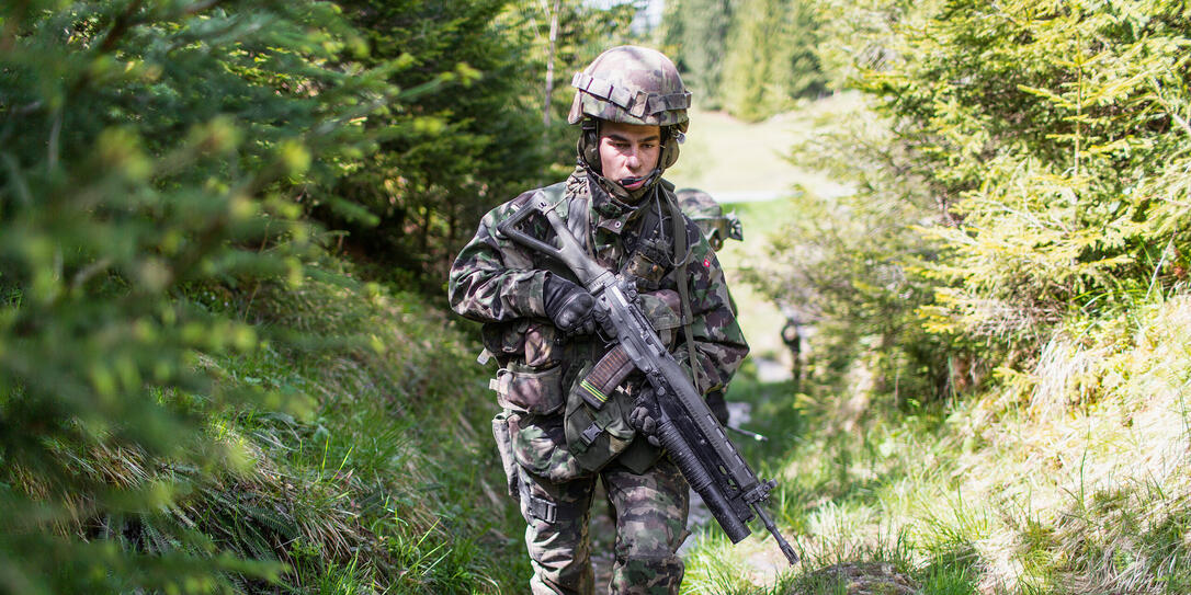 SCHWEIZER ARMEE, ARMEE, FALLSCHIRMAUFKLAERER, FALLSCHIRMAUFKLAERUNG, SCHWEIZERISCHE FALLSCHIRMAUFKLAERER, REKRUTEN, REKRUTENSCHULE, REKRUT, WEG