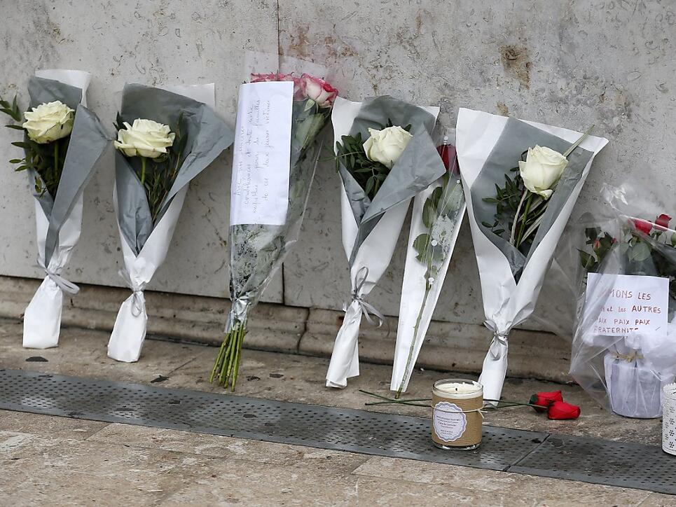 Blumen im Gedenken an die Opfer vor dem Bahnhof Marseille Saint-Charles, wo ein Mann zwei Frauen erstochen hatte.