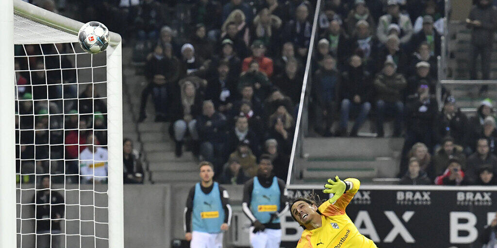 Yann Sommer muss dem Ball nachschauen. (Archivaufnahme)