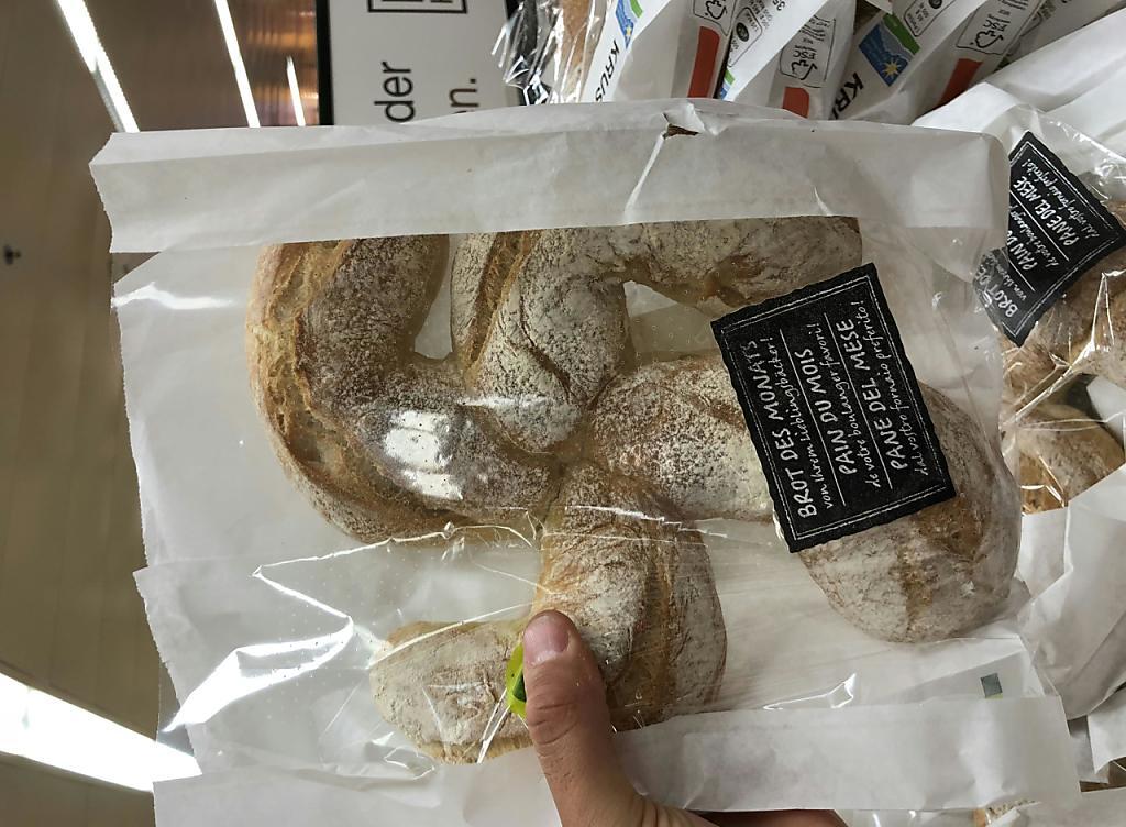 Das Monatsbrot der Migros Ostschweiz sorgt für Aufregung wegen seiner Form: Windrad oder Hakenkreuz?