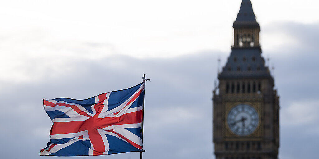 ARCHIV - Die Flagge vom Vereinigtem Königreich (Union Jack) weht im Wind. Im Hintergrund ist der Elizabeth Tower mit dem Big Ben zu sehen. Foto: Monika Skolimowska/dpa-Zentralbild/dpa