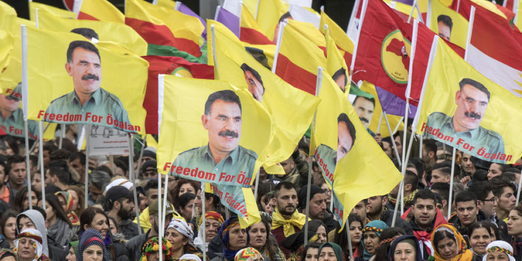 Kurdische Demonstranten am Samstag in Frankfurt mit Fahnen mit dem Porträt von Abdullah Öcalan, dem in der Türkei inhaftierten Anführer der verbotenen kurdischen Arbeiterpartei PKK.