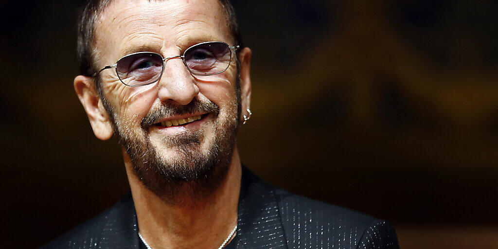 ARCHIV - Der britische Musiker Ringo Starr lächelt bei der Eröffnung seiner Ausstellung 'Arternativelight' im Ozeanographischen Museum. Der Ex-Beatle Ringo Starr feiert am 07.07.2020 seinen 80. Geburtstag. (zu dpa "Peace, Love Rock'n'Roll: Ex-Beatle Ringo Starr wird 80 Jahre alt") Foto: Sebastien Nogier/epa/dpa