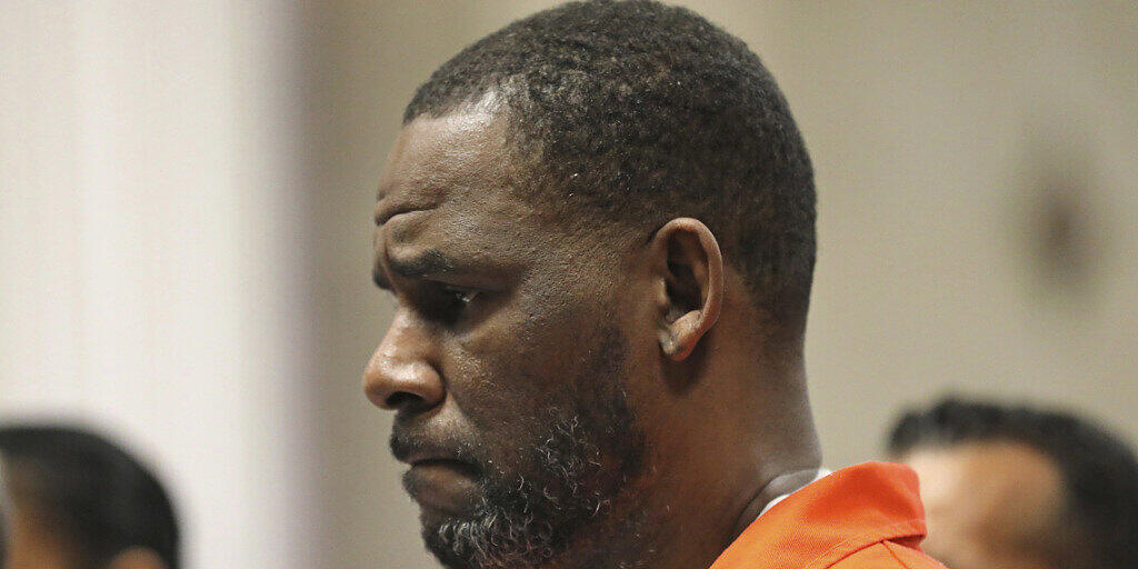 Der wegen sexuellen Missbrauchs angeklagte Musikstar R. Kelly in orangefarbener Häftlingskleidung. (Archivbild)
