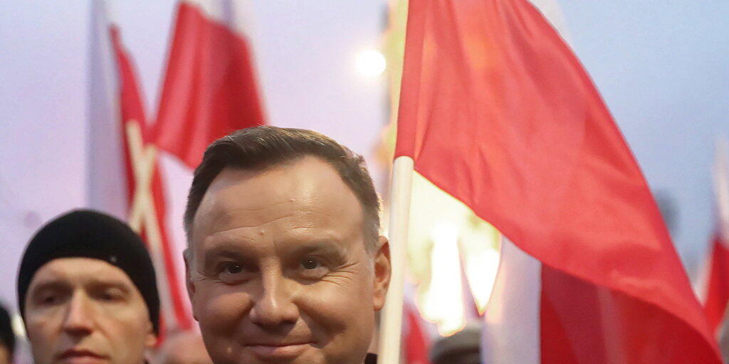 Zum 100. Jahrestag von Polens Unabhängigkeit nahmen 200'000 Menschen an einem Marsch rechtsnationaler und rechtsextremer Kräfte teil. An der Spitze des Zuges liefen Staatspräsident Duda (Bild), Regierungschef Morawiecki und Polens starker Mann, Jaroslaw Kaczynski von der regierenden Partei (PiS).
