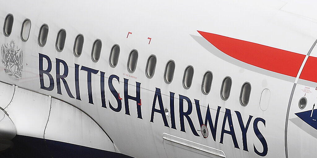 Wegen Problemen beim Einchecken an mindestens drei britischen Flughäfen müssen sich Tausende Passagiere von British Airways an Londoner Flughäfen in Geduld üben. (Archiv)