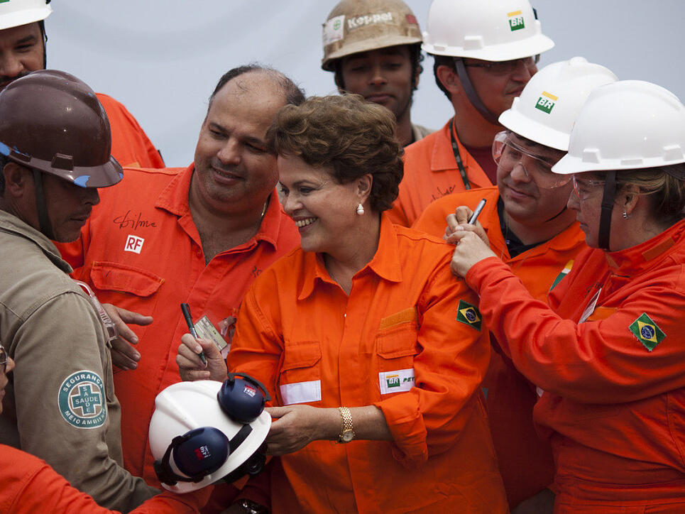 Ein Gericht hat Gelder der Ex-Präsidentin Brasiliens, Dilma Rousseff (Mitte), im Zusammenhang mit einem Petrobras-Deal gesperrt. (Archivbild)