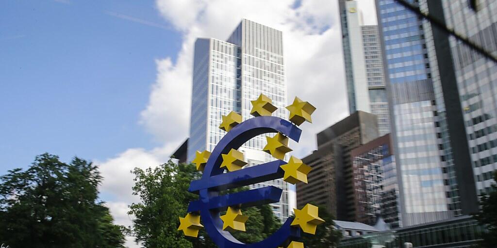 Euroskulptur vor dem alten Hauptsitz der Europäischen Zentralbank (EZB) in Frankfurt am Main. (Symbolbild)
