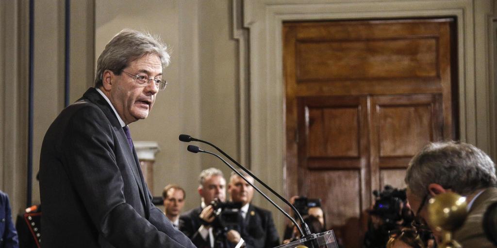 Der neu ernannte italienische Ministerpräsident Paolo Gentiloni hat die Zusammensetzung seiner Regierung präsentiert. Die meisten der 19 Minister sind für die Italiener bekannte Gesichter, da sie bereits im Kabinett von Gentilonis Vorgänger Matteo Renzi waren. Der neu ernannte italienische Ministerpräsident Paolo Gentiloni hat die Zusammensetzung seiner Regierung präsentiert. Die meisten der 19 Minister sind für die Italiener bekannte Gesichter, da sie bereits im Kabinett von Gentilonis Vorgänger Matteo Renzi waren.