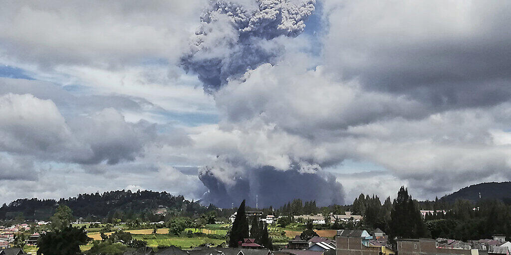 Der Vulkan Sinabung spuckt bei seinem Ausbruch Asche und Rauch in die Luft. Foto: Sugeng Nuryono/AP/dpa Der Vulkan Sinabung spuckt bei seinem Ausbruch Asche und Rauch in die Luft. Foto: Sugeng Nuryono/AP/dpa