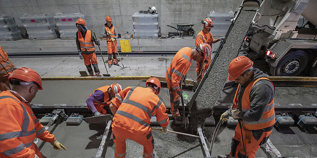 Endausbau des zweispurigen Eppenbergtunnels auf der SBB-Strecke Olten-Aarau: Die Schwellen mit den Gleisen werden millimetergenau einbetoniert.