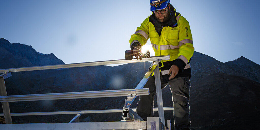 Ein Arbeiter montiert Solar-Paneele. Würde man in der Schweiz jetzt offensiv Solar-Energie fördern, könnten 14'000 Arbeitsplätze geschaffen werden. Eine kurze Anlehre würde reichen. Dadurch käme die Schweiz den Klimazielen näher und würde die Arbeitslosigkeit senken, findet die Stiftung SES (Archiv)