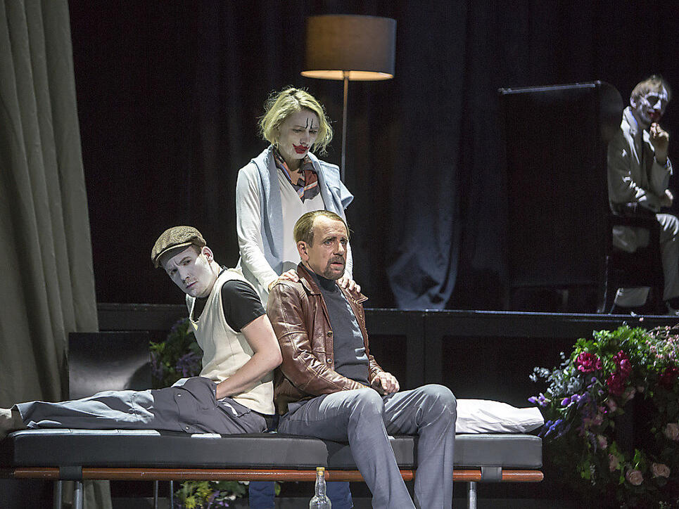 In den Fängen des Wahnsinns: Patient Caplaun (Tobias Graupner, links) und Wachtmeister Studer (Hans Jürg Müller) auf dem Sofa des Seelenarztes Ernst Laduner (Marcus Schäfer, hinten). Frau Laduner (Birgit Bücker) singt für die Patienten.