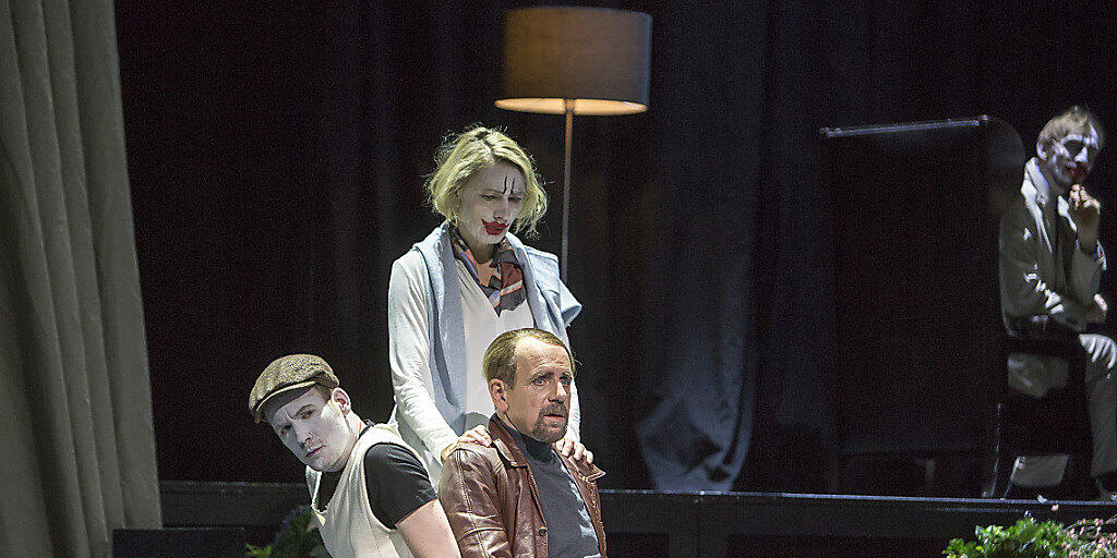In den Fängen des Wahnsinns: Patient Caplaun (Tobias Graupner, links) und Wachtmeister Studer (Hans Jürg Müller) auf dem Sofa des Seelenarztes Ernst Laduner (Marcus Schäfer, hinten). Frau Laduner (Birgit Bücker) singt für die Patienten.