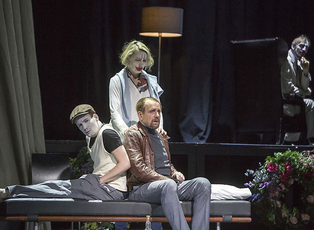 In den Fängen des Wahnsinns: Patient Caplaun (Tobias Graupner, links) und Wachtmeister Studer (Hans Jürg Müller) auf dem Sofa des Seelenarztes Ernst Laduner (Marcus Schäfer, hinten). Frau Laduner (Birgit Bücker) singt für die Patienten. In den Fängen des Wahnsinns: Patient Caplaun (Tobias Graupner, links) und Wachtmeister Studer (Hans Jürg Müller) auf dem Sofa des Seelenarztes Ernst Laduner (Marcus Schäfer, hinten). Frau Laduner (Birgit Bücker) singt für die Patienten.
