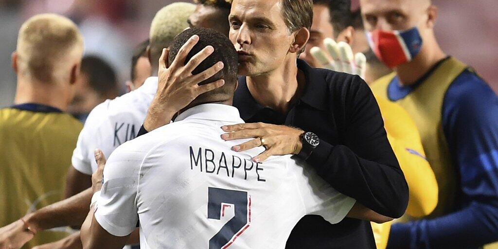 Stürmerstar wieder einsatzbereit: PSG-Trainer Thomas Tuchel umarmt Kylian Mbappé